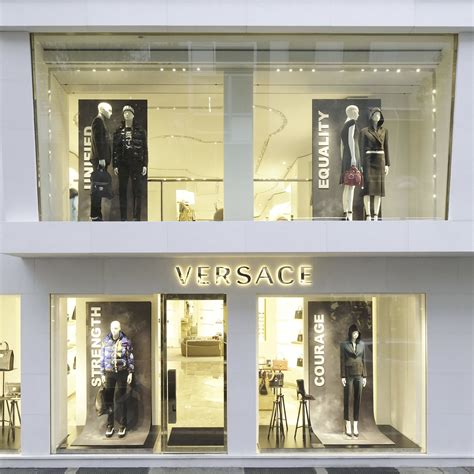 versace frankfurt flughafen store frankfurt am main|VERSACEankfurt Göethestrasse Boutique .